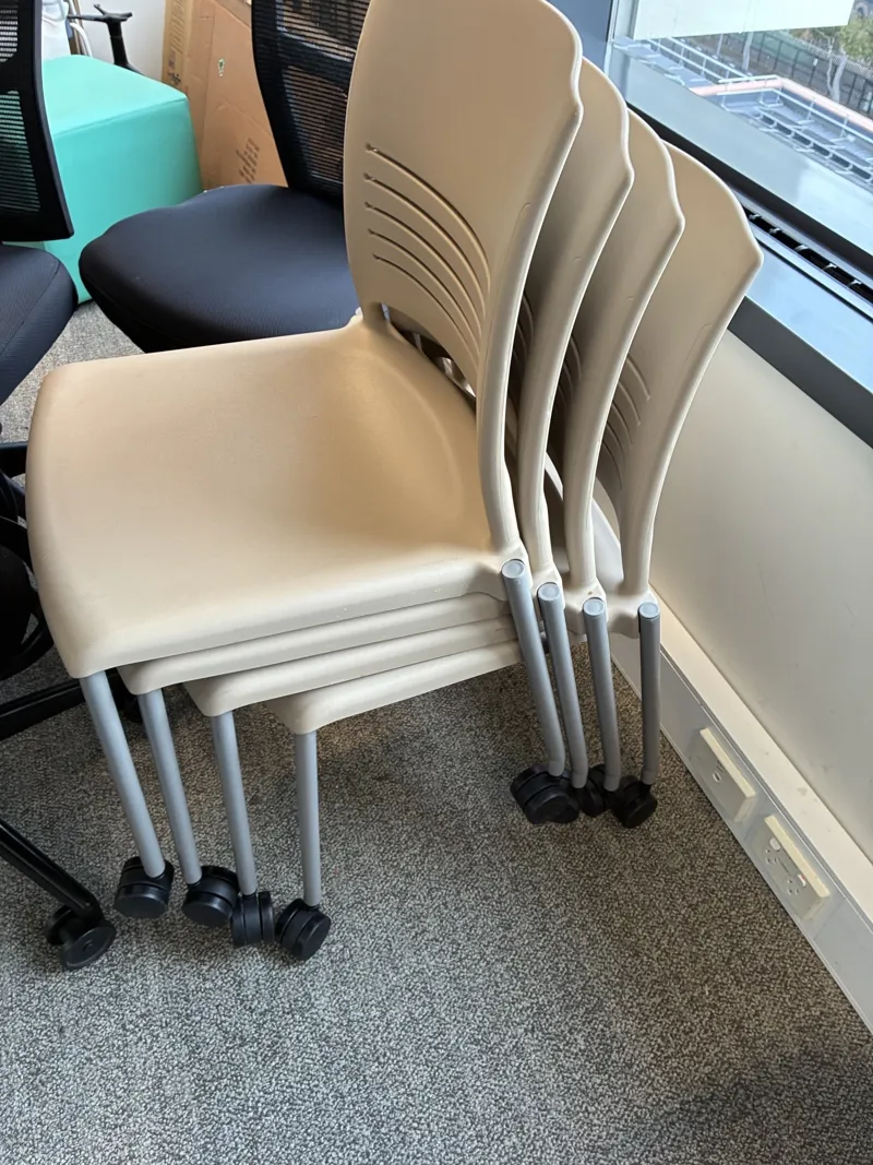 20x Plastic chairs with wheels